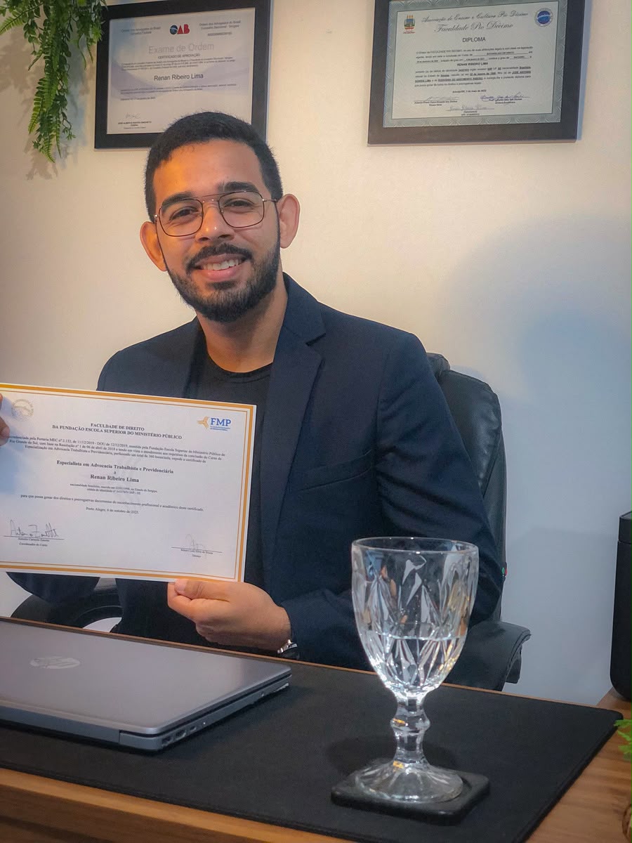 Dr. Renan Ribeiro Lima em seu escritório com certificação acadêmica